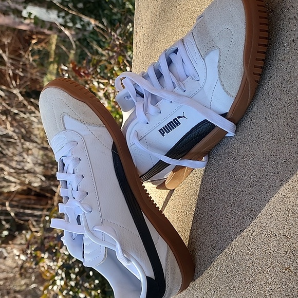 Puma White and Black Sneakers with Brown Sole - Picture 7 of 8